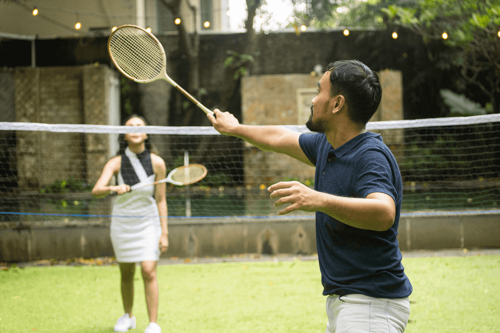 practicar bádminton
